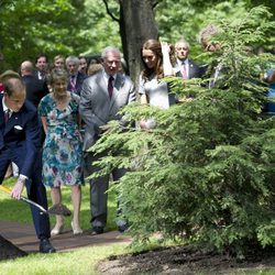 El Príncipe Guillermo planta un árbol en Canadá