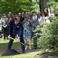 El Príncipe Guillermo planta un árbol en Canadá