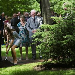 Catalina de Cambridge planta un árbol en Canadá