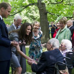 Los Duques de Cambridge saludan a unos ancianos en Canadá