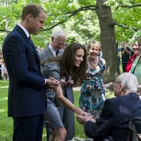 Los Duques de Cambridge saludan a unos ancianos en Canadá