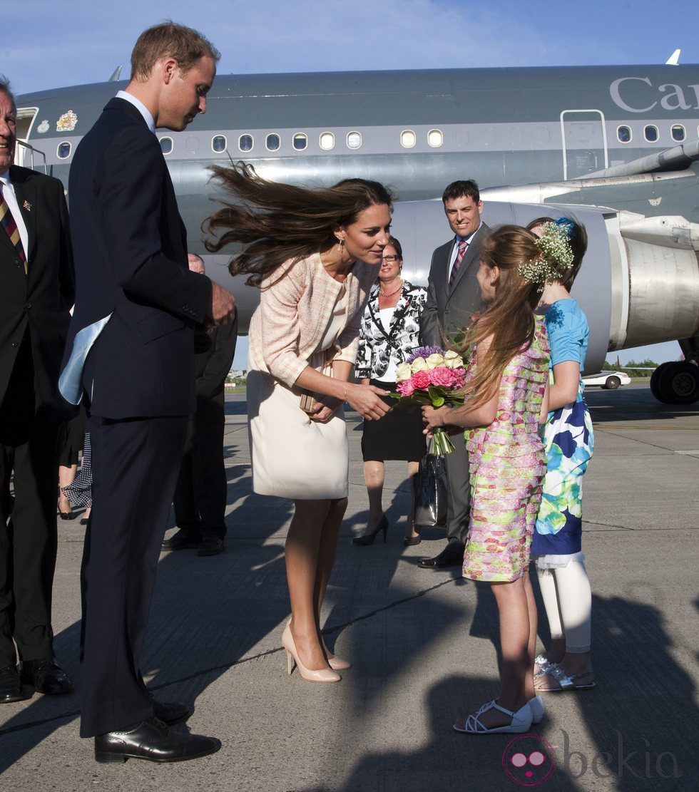 Los Duques de Cambridge saludan a unos niños en Prince Edward Island