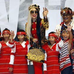 Lady Gaga con niños taiwaneses