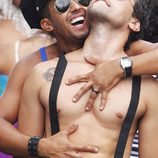 Dos hombres se abrazan en el Orgullo Gay de Madrid