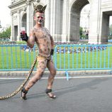 Hombre semidesnudo disfrazado de leopardo en el Orgullo Gay de Madrid