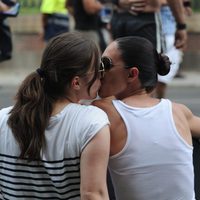 Dos mujeres se besan en el Orgullo Gay de Madrid