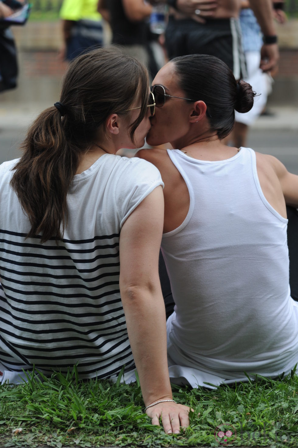 Dos mujeres se besan en el Orgullo Gay de Madrid