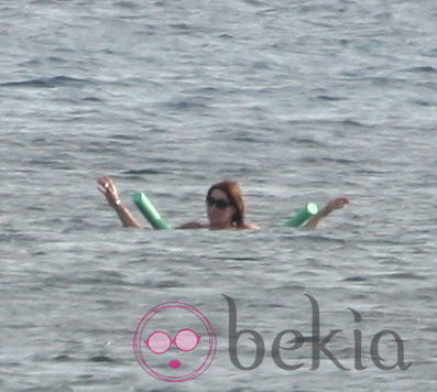 Carla Bruni disfruta del mar durante sus vacaciones en la Costa Azul