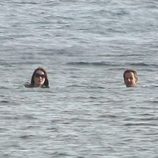 Carla Bruni y Nicolas Sarkozy bañándose en el Mediterráneo