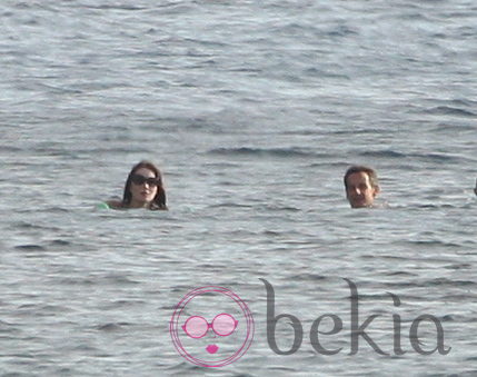 Carla Bruni y Nicolas Sarkozy bañándose en el Mediterráneo