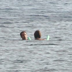 El Presidente y la Primera Dama de Francia bañándose en el mar