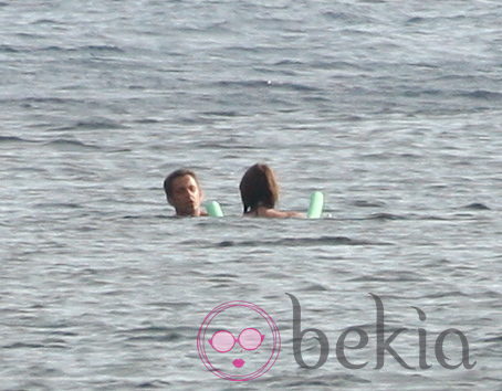 El Presidente y la Primera Dama de Francia bañándose en el mar