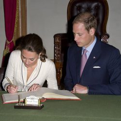 Los Duques de Cambridge firman en Province House en Charlottetown