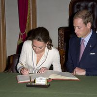Los Duques de Cambridge firman en Province House en Charlottetown