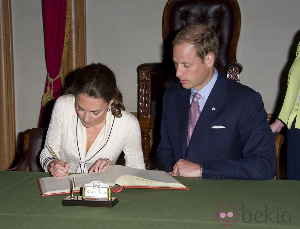 Los Duques de Cambridge firman en Province House en Charlottetown