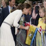 La Duquesa de Cambridge atiende a una niña en Charlottetown
