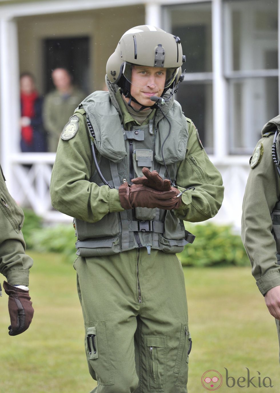 Guillermo de Inglaterra antes de pilotar un helicóptero en Canadá