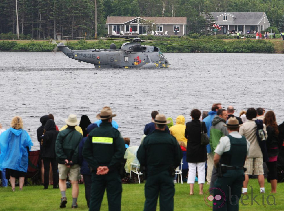 Helicóptero pilotado por el Príncipe Guillermo en Prince Edward Island