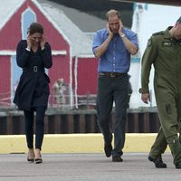 Los Duques de Cambridge se tapan los oídos en Prince Edward Island