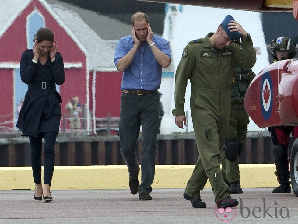 Los Duques de Cambridge se tapan los oídos en Prince Edward Island