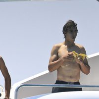 Rafa Nadal comiéndose un plátano en Ibiza