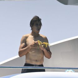 Rafa Nadal comiéndose un plátano en Ibiza