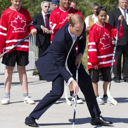 El Príncipe Guillermo juega al hockey en Canadá