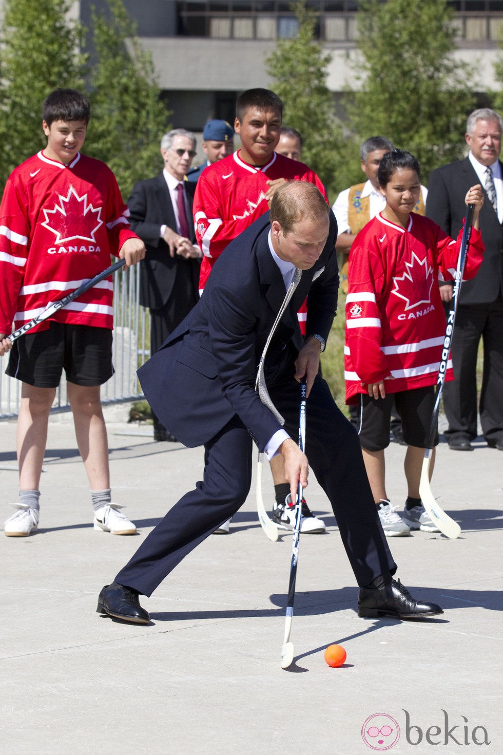 El Príncipe Guillermo juega al hockey en Canadá