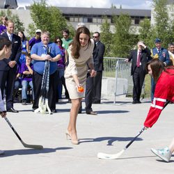 La Duquesa de Cambridge jugando al hockey en Canadá