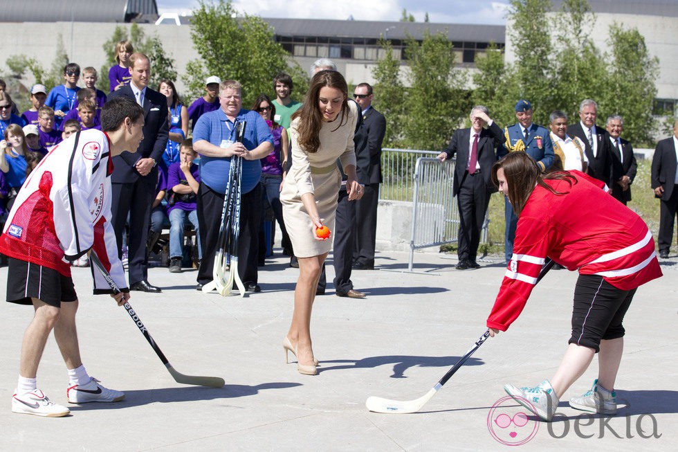 La Duquesa de Cambridge jugando al hockey en Canadá