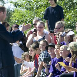 El Príncipe Guillermo saluda a unos niños en Yellowknife