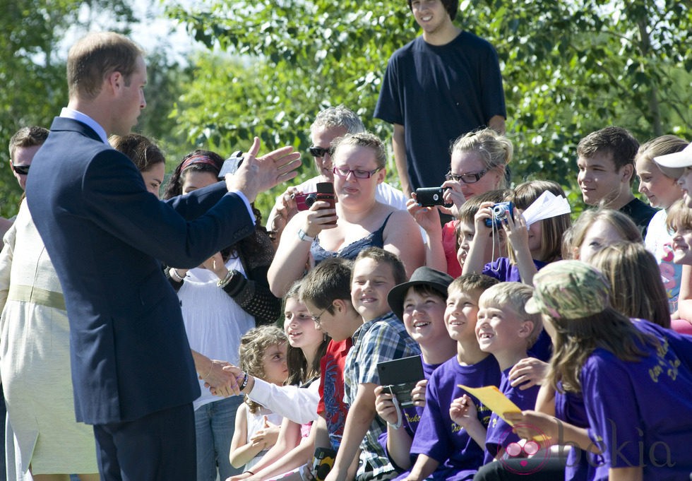 El Príncipe Guillermo saluda a unos niños en Yellowknife