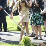 Catalina de Cambridge planta un árbol en Yellowknife