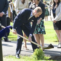 El Príncipe Guillermo planta un árbol en Yellowknife