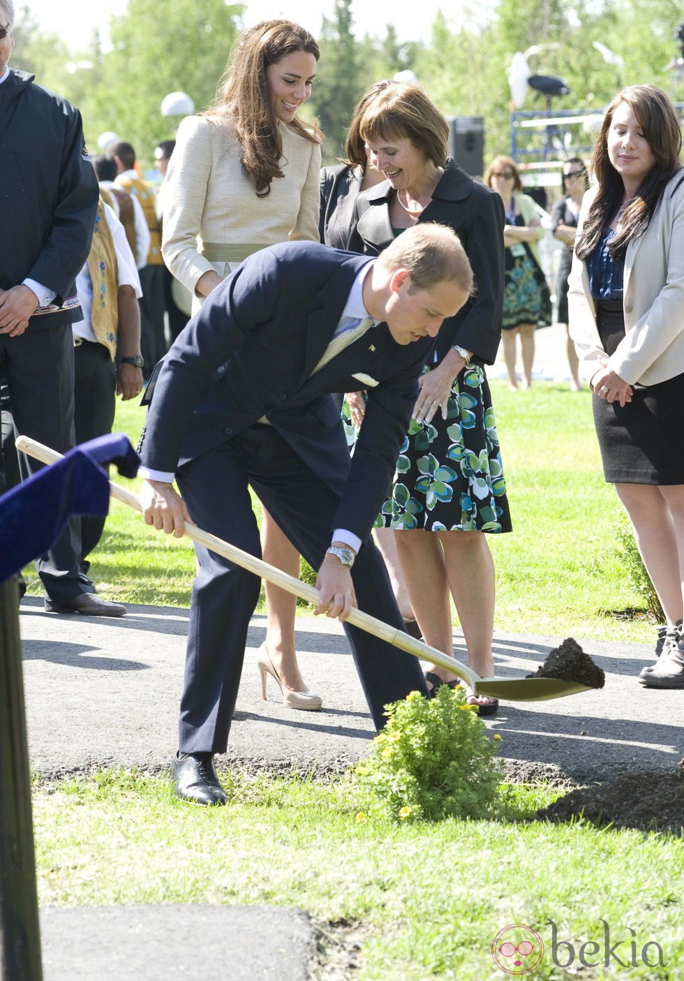 El Príncipe Guillermo planta un árbol en Yellowknife