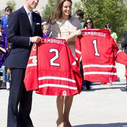 Los Duques de Cambridge con sus camisetas de hockey en Yellowknife