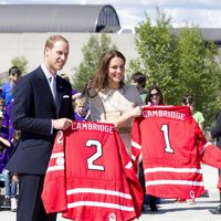 Los Duques de Cambridge con sus camisetas de hockey en Yellowknife