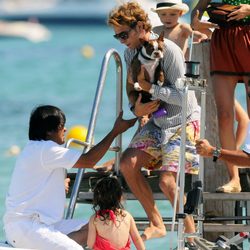 Andrea Casiraghi embarca con un perro en Saint-Tropez