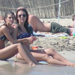 Andrea Guasch en la playa de Ibiza con una amiga