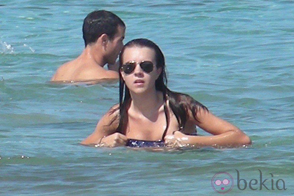 Andrea Guasch bañándose en el mar en Ibiza