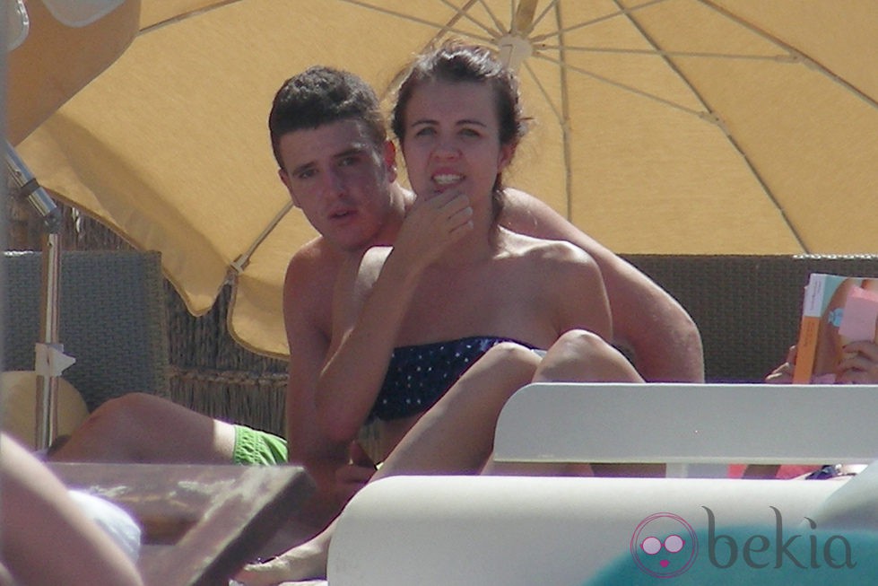 Álex Lecquio y su novia Andrea Guasch en las playas de Ibiza