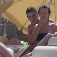 Álex Lecquio y su novia Andrea Guasch en las playas de Ibiza