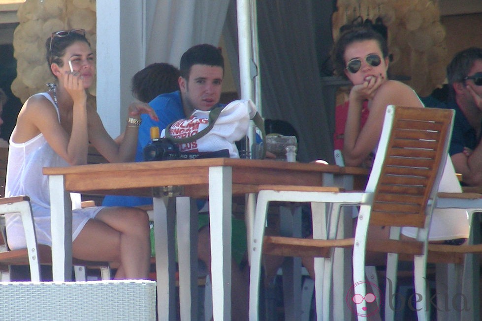 Álex Lecquio y Andrea Guasch comiendo en Ibiza