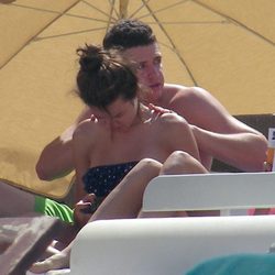 Álex Lecquio da un masaje a su novia Andrea Guasch en Ibiza