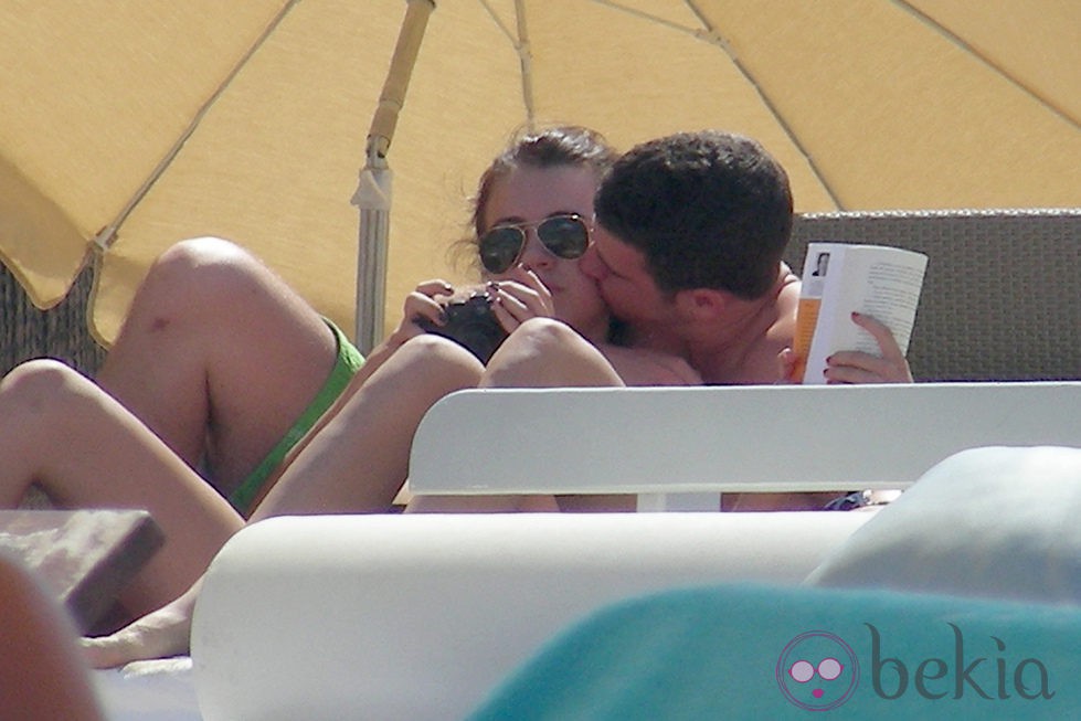 Álex Lecquio besa a su novia Andrea Guasch en Ibiza
