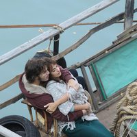 Penélope Cruz y Emile Hirsch abrazados en el rodaje de 'Venuto al mondo' en Roma