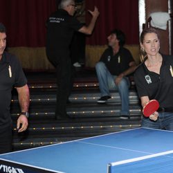 Joan Laporta y Judit Mascó jugando al ping pong en un acto solidario