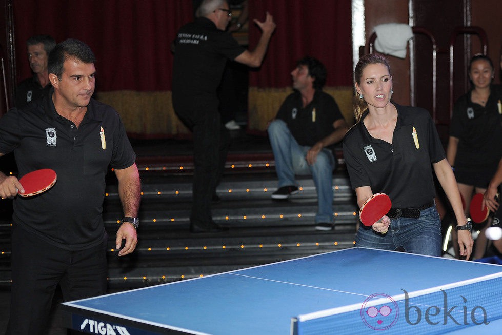 Joan Laporta y Judit Mascó jugando al ping pong en un acto solidario