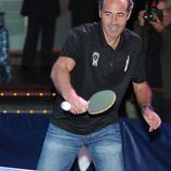 Álex Corretja juega al ping pong en un acto solidario en Barcelona