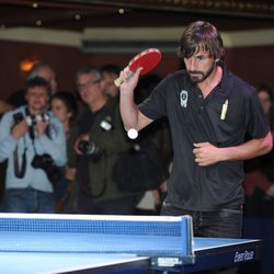 Santi Millán jugando al ping pong en un acto solidario en Barcelona